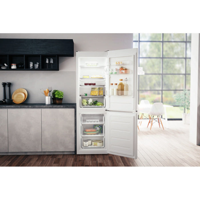 Hotpoint H1NT 811E W 1 fridge-freezer Freestanding 339 L F White